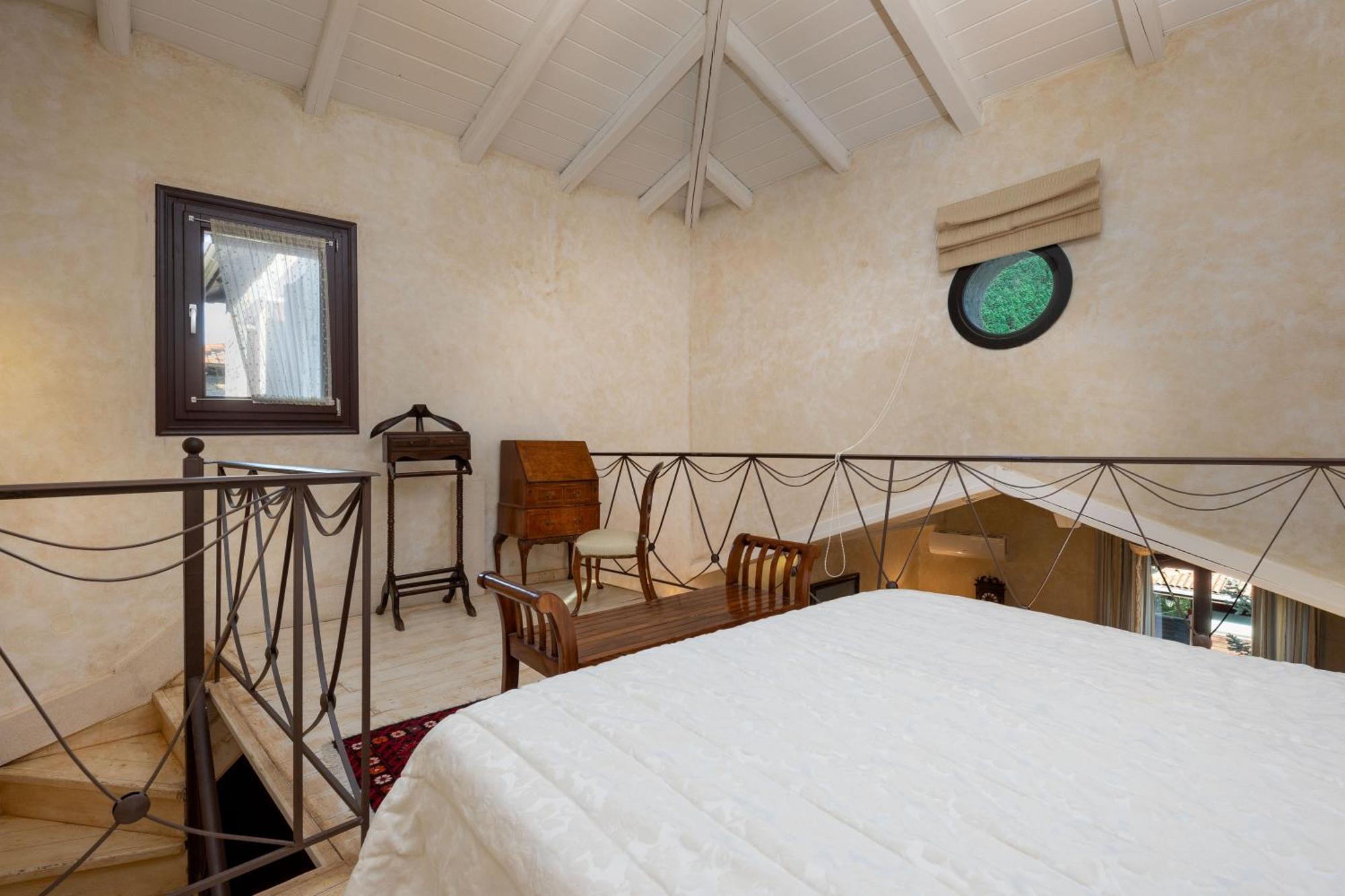 Ostra Menalon Luxury Suites Kardharás الغرفة الصورة